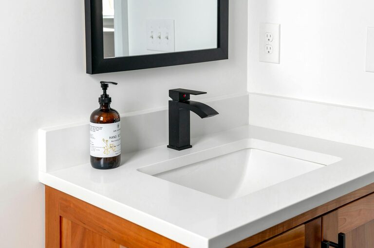 How to Create a Minimalist Bathroom Setup: A Simple Guide
